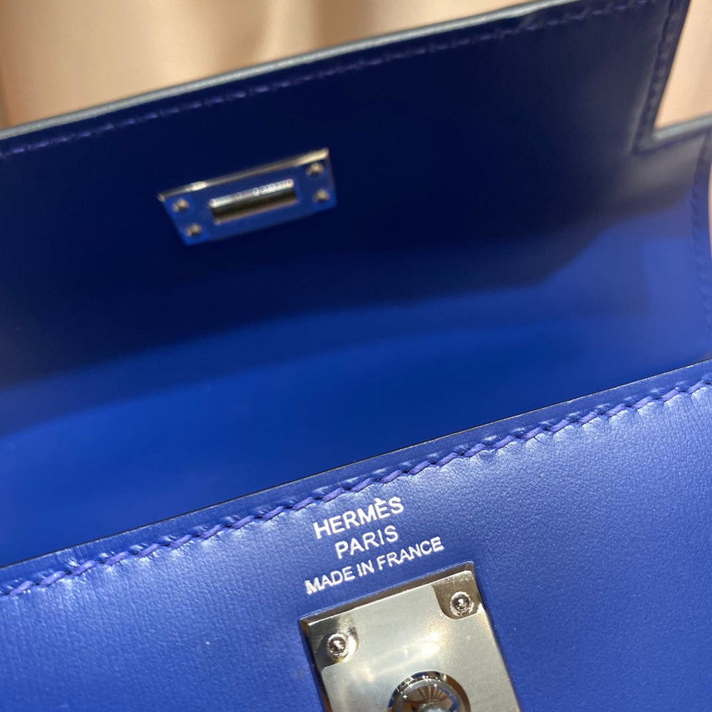 ネイビーブルーのスムースカーフスキン製ケリーミニ20バッグ、シルバー金具付き（オーダーメイド）
