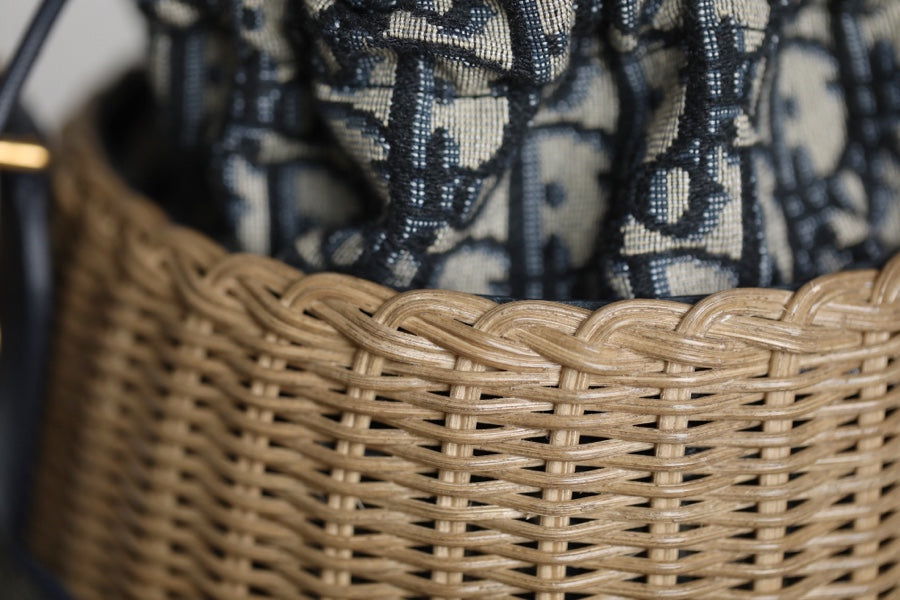 BUCKET BAG 19 IN BLACK OBLIQUE JACQUARD AND BEIGE WICKER