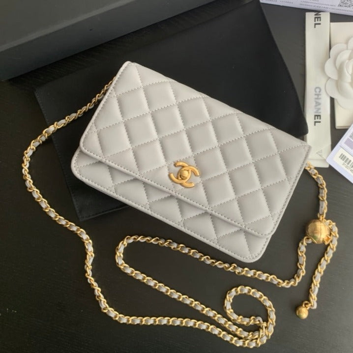 クラシック WOC 19cm ホワイト ラムスキン ゴールドハードウェア