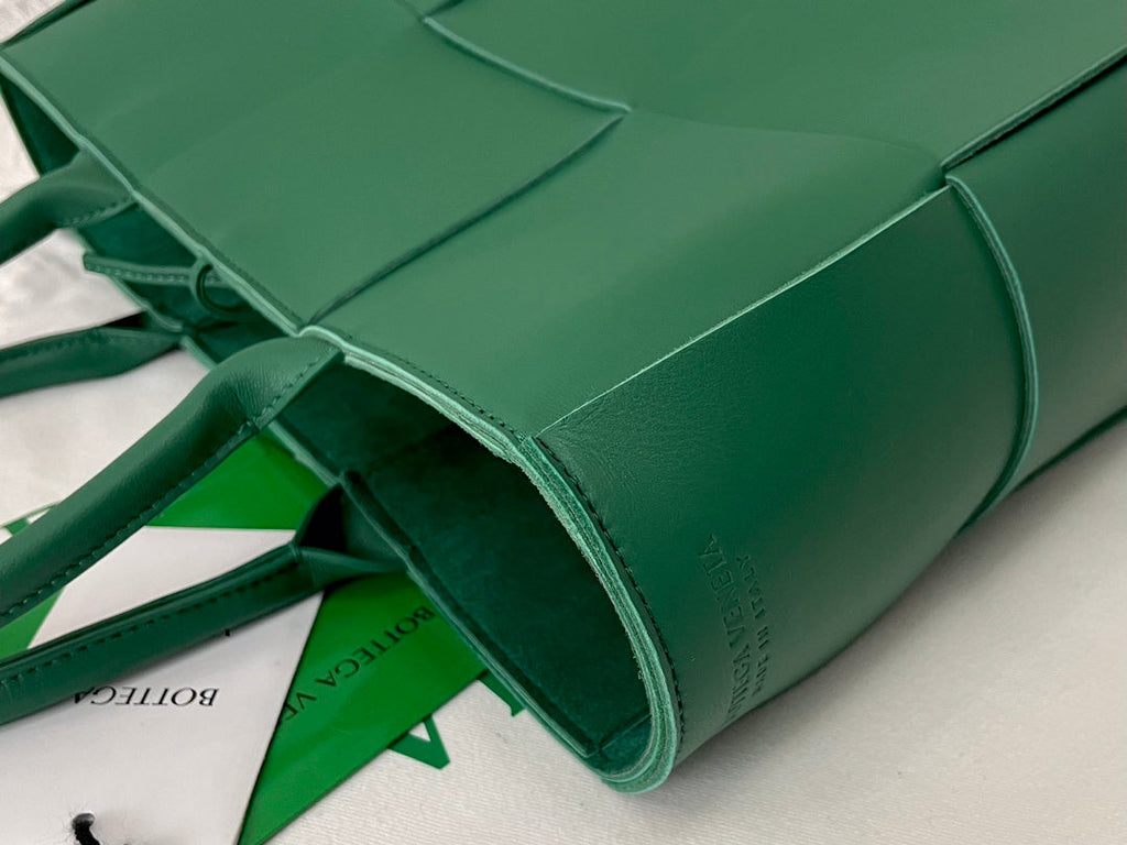 SMALL ARCO TOTE 30 IN GREEN PEA LAMBSKIN