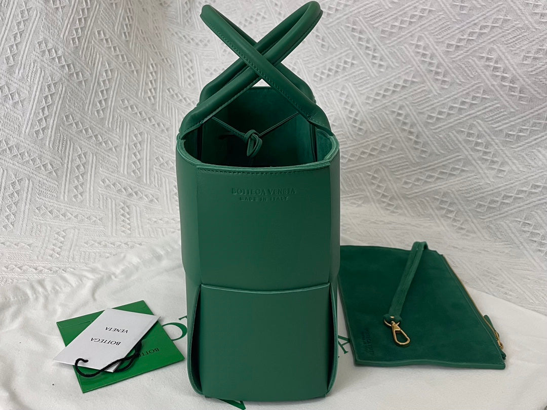 SMALL ARCO TOTE 30 IN GREEN PEA LAMBSKIN