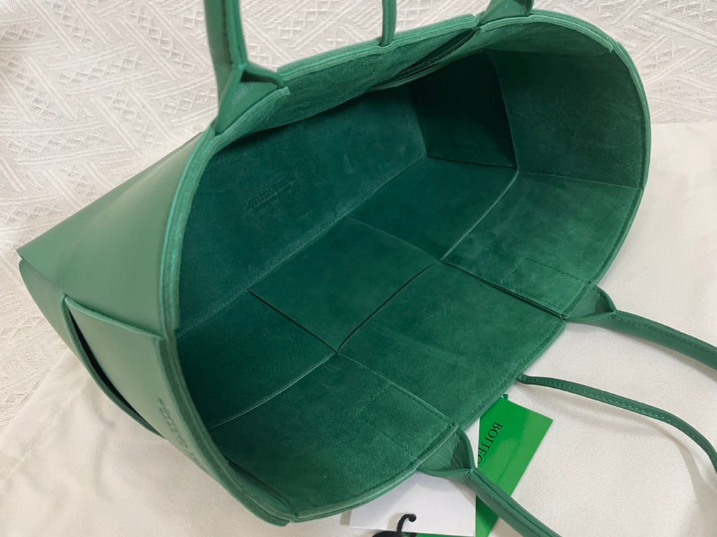 SMALL ARCO TOTE 30 IN GREEN PEA LAMBSKIN