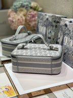 ペールグレーのモノグラム オブリーク ジャカードを使用したスモール 24 化粧箱