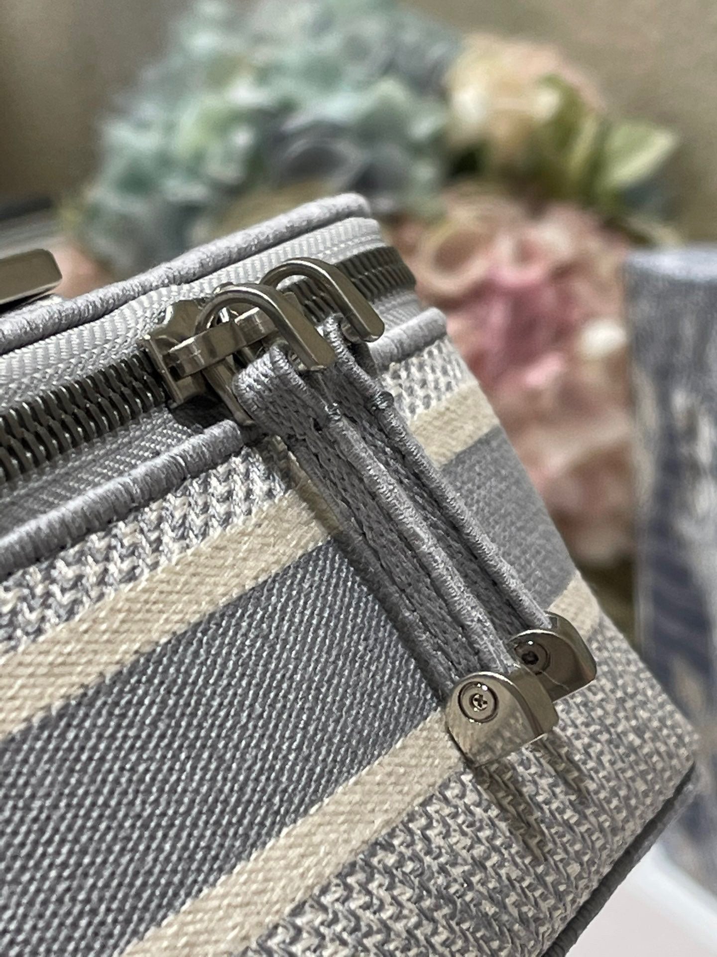 ペールグレーのモノグラム オブリーク ジャカードを使用したスモール 24 化粧箱