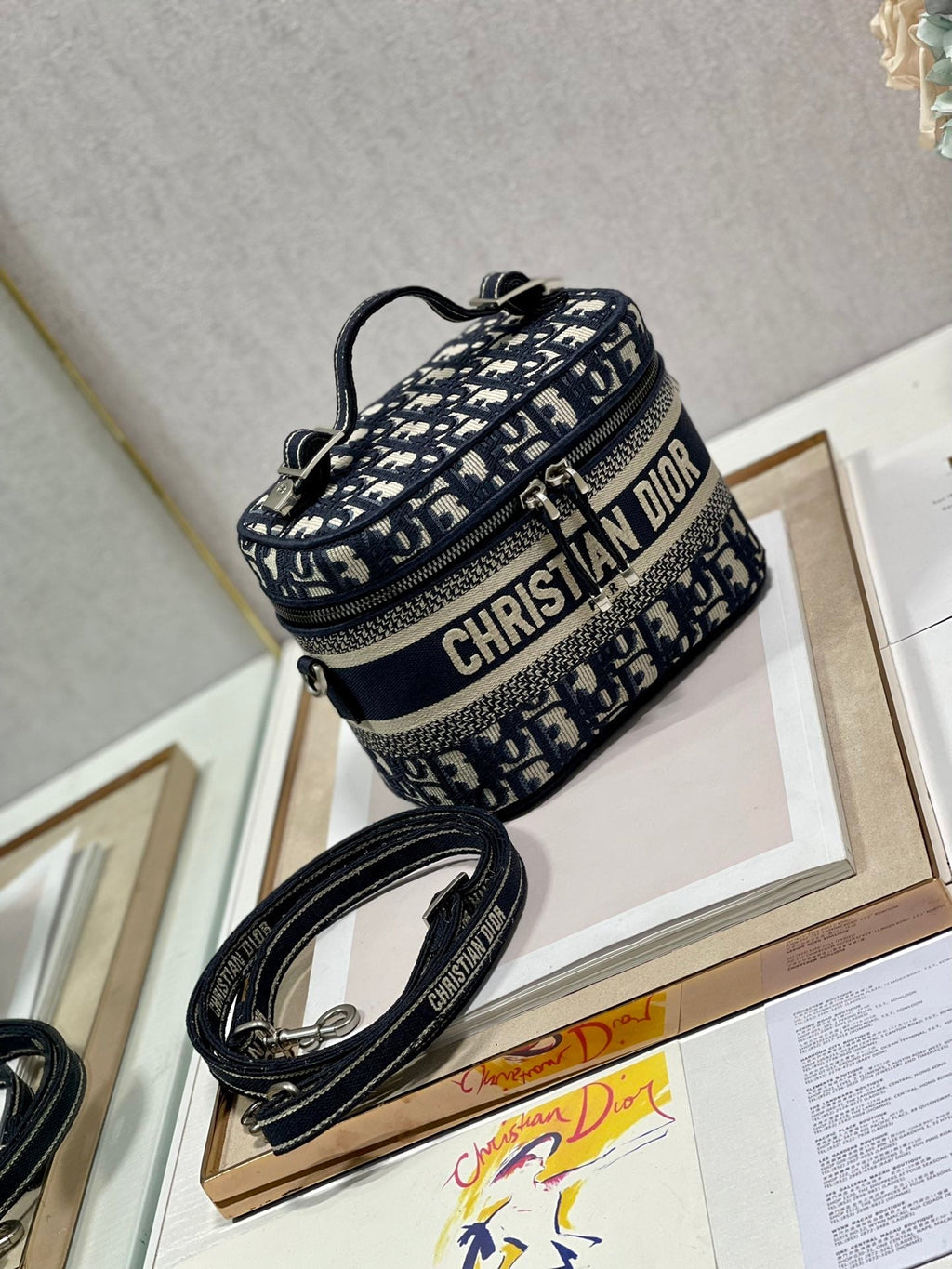 クロスボディ ミニ 18 バニティケース（ブラック モノグラム オブリーク ジャカード）