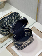 クロスボディ ミニ 18 バニティケース（ブラック モノグラム オブリーク ジャカード）