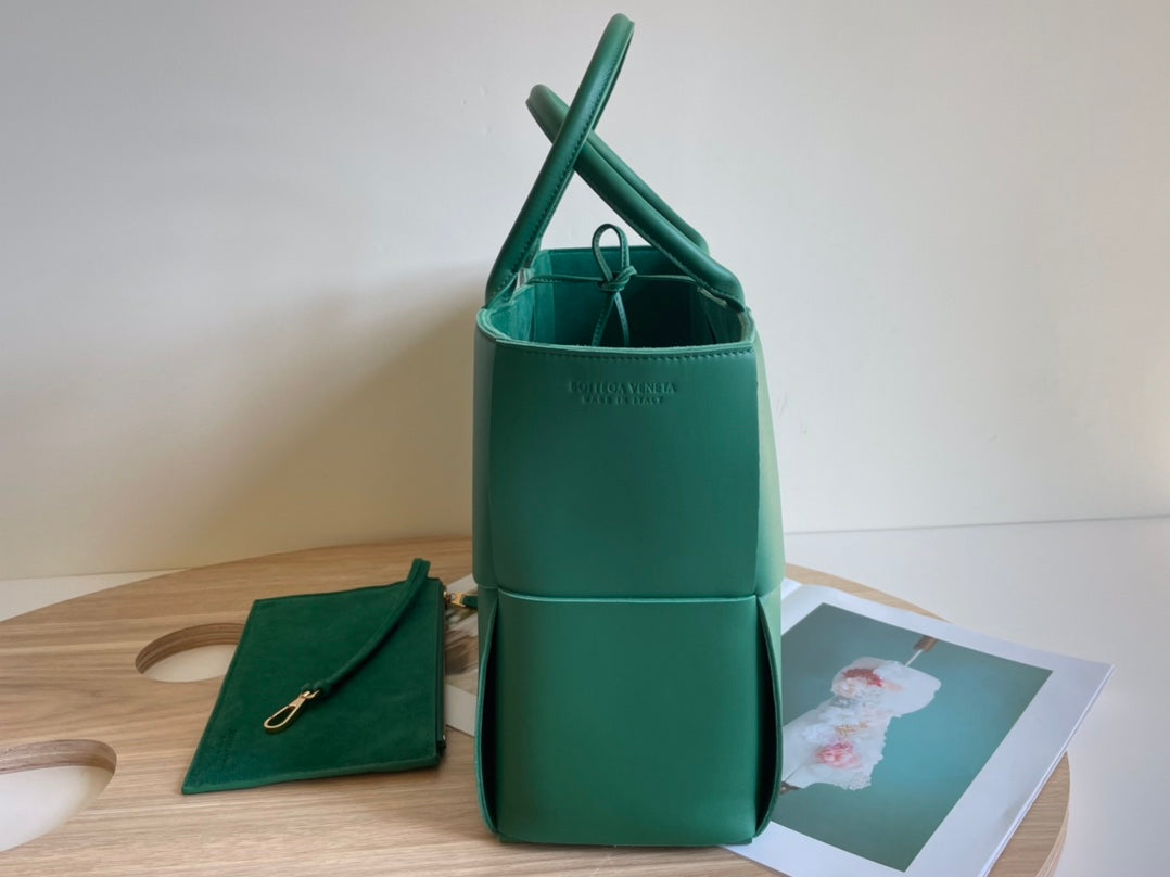 ARCO TOTE 36 IN KAITOKE GREEN CALFSKIN