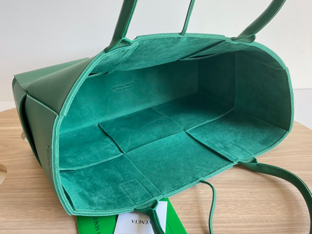 ARCO TOTE 36 IN KAITOKE GREEN CALFSKIN