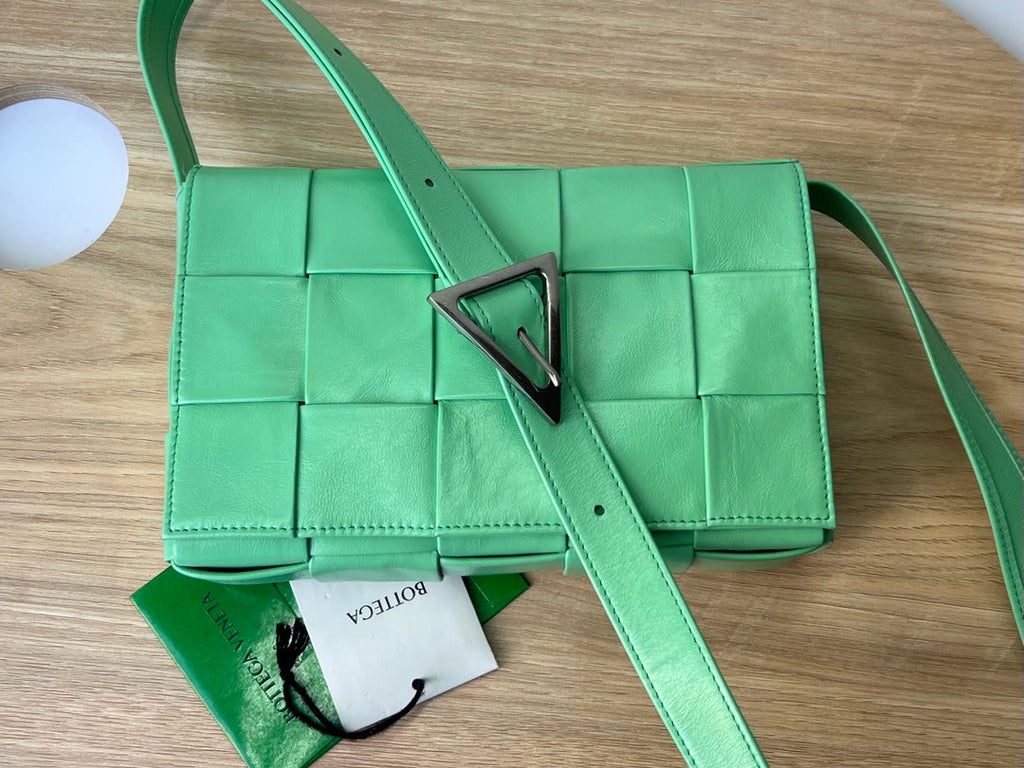 SMALL CASSETTE 23 IN LIGHT GREEN CALFSKIN