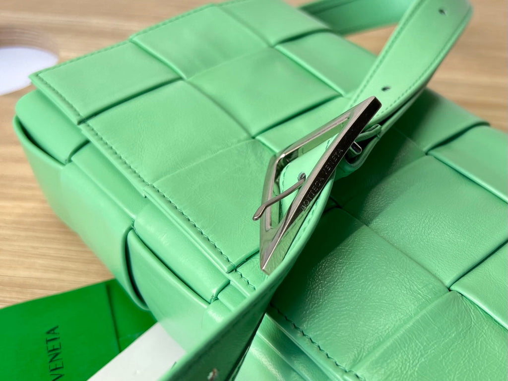 SMALL CASSETTE 23 IN LIGHT GREEN CALFSKIN