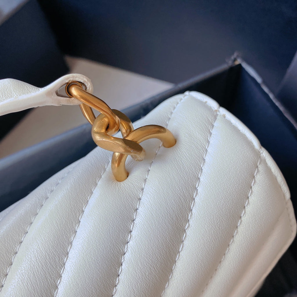 カレッジミディアム 24インチ ホワイトラムスキン ゴールドハードウェア