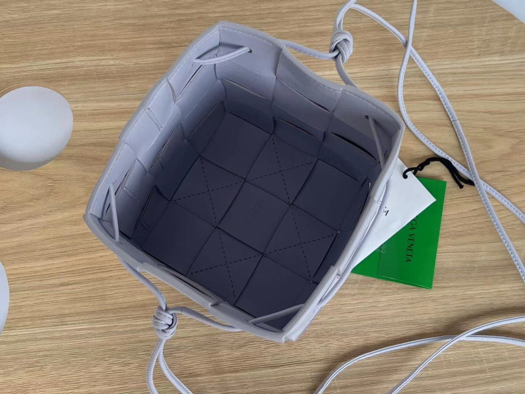 スモールカセットバケット 18インチ ペールパープルカーフスキン