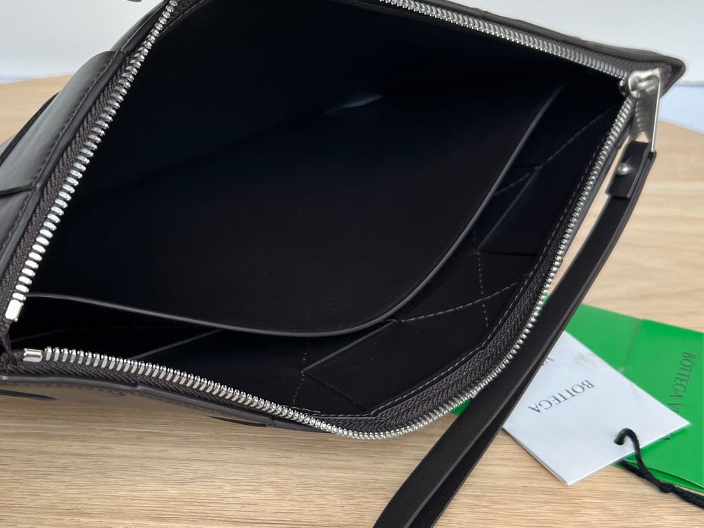 LARGE CASSETTE POUCH 35 IN BLACK CALFSKIN