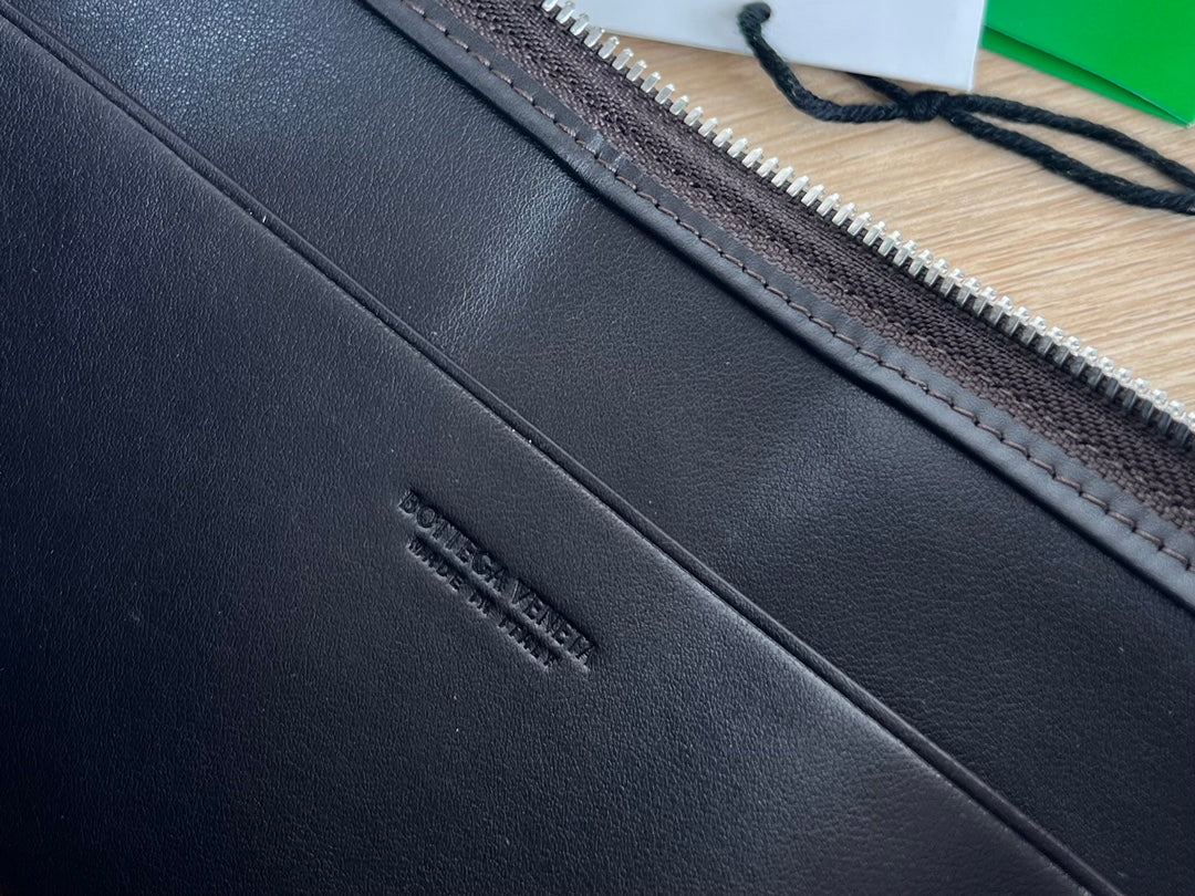 LARGE CASSETTE POUCH 35 IN BLACK CALFSKIN