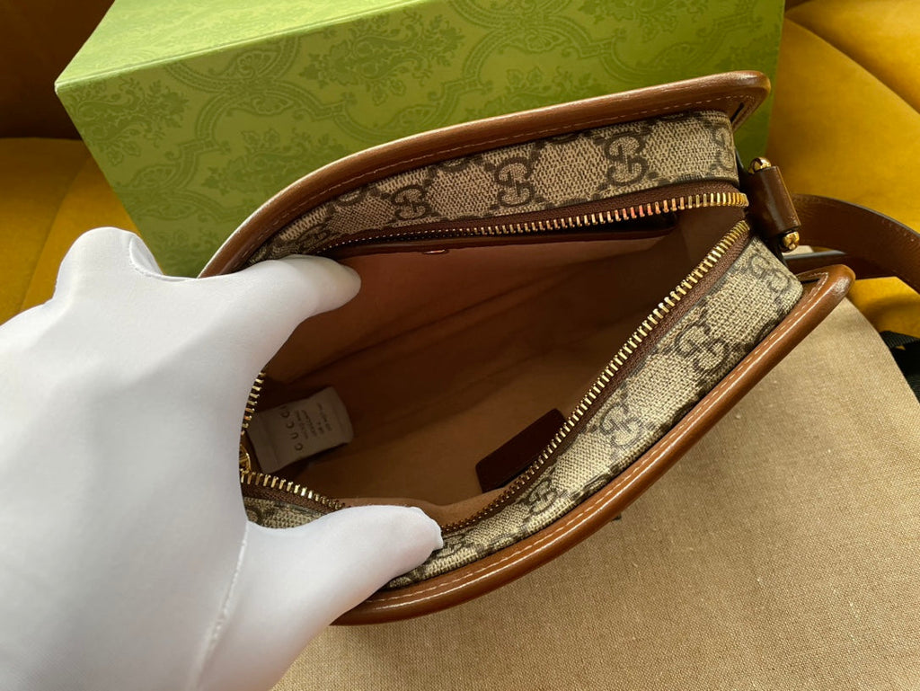 インターロッキングG 22 ベージュエボニーキャンバスとブラウンカーフスキントリムのバッグ