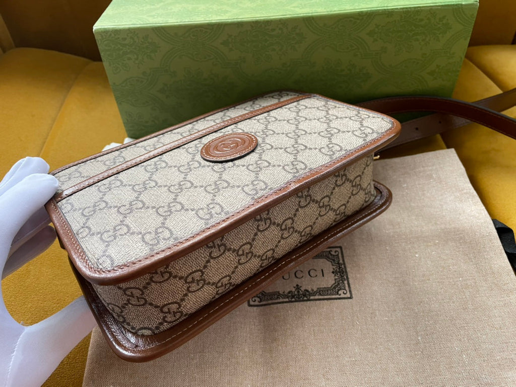 インターロッキングG 22 ベージュエボニーキャンバスとブラウンカーフスキントリムのバッグ