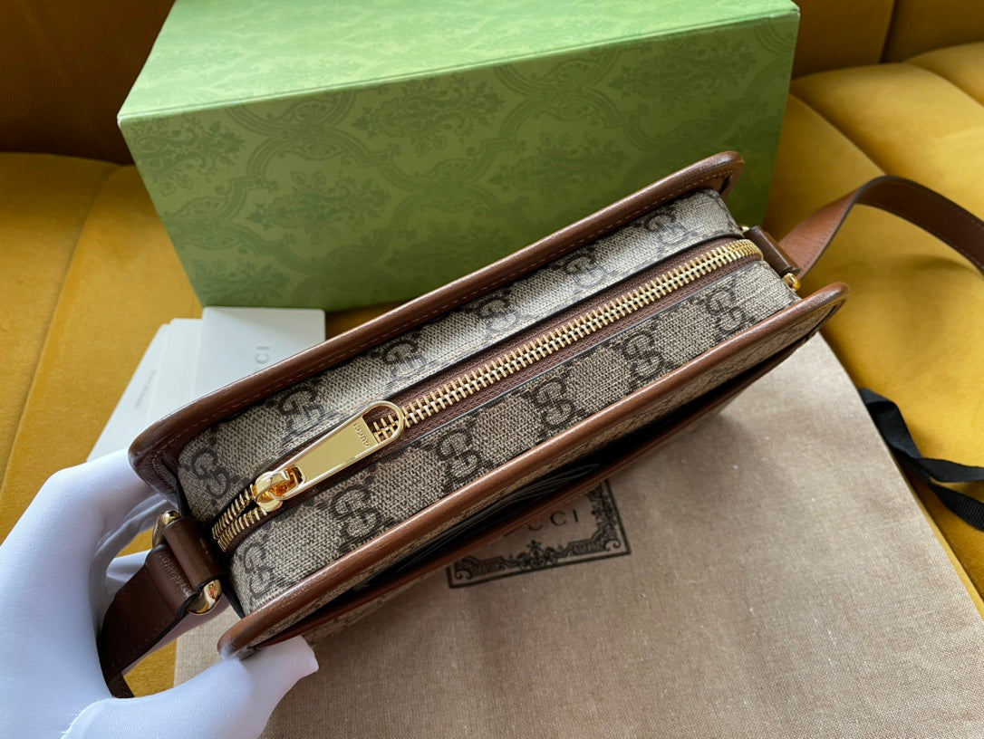 インターロッキングG 22 ベージュエボニーキャンバスとブラウンカーフスキントリムのバッグ