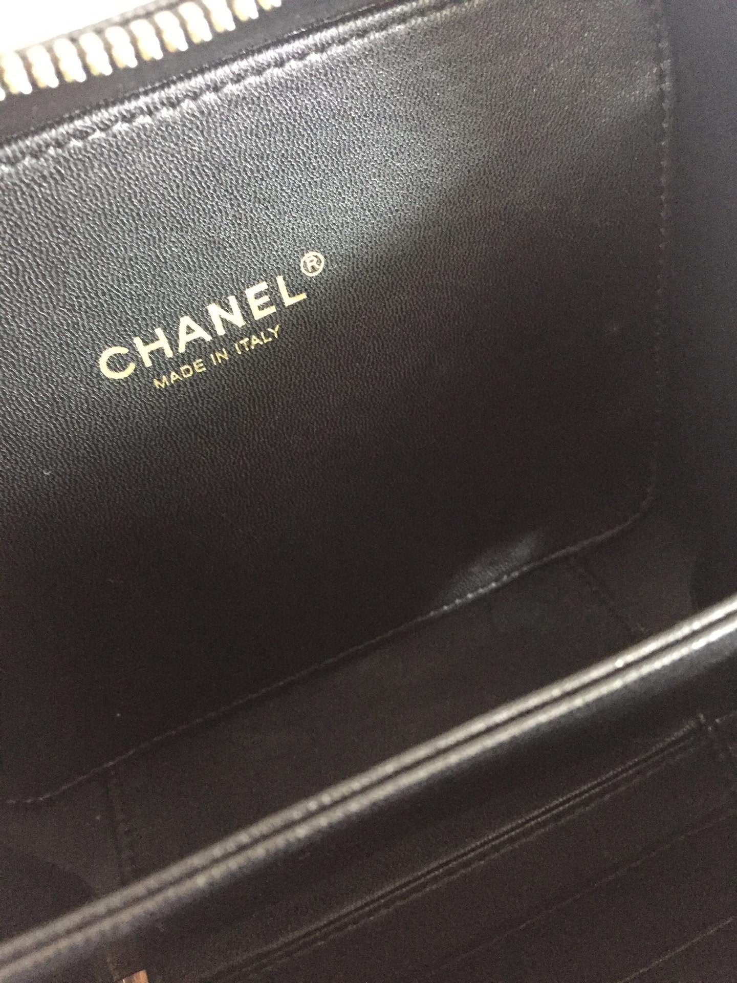 CC MINI 17 バニティケース（ブラックカーフスキン、ゴールド金具）