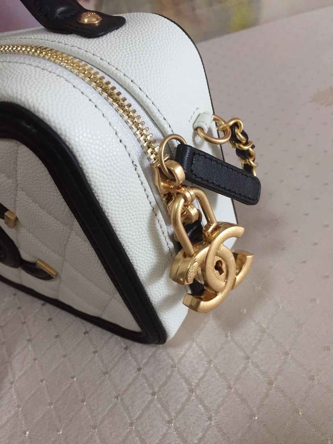 CC MINI 17 バニティケース（ブラックミックスホワイトカーフスキン、ゴールド金具）