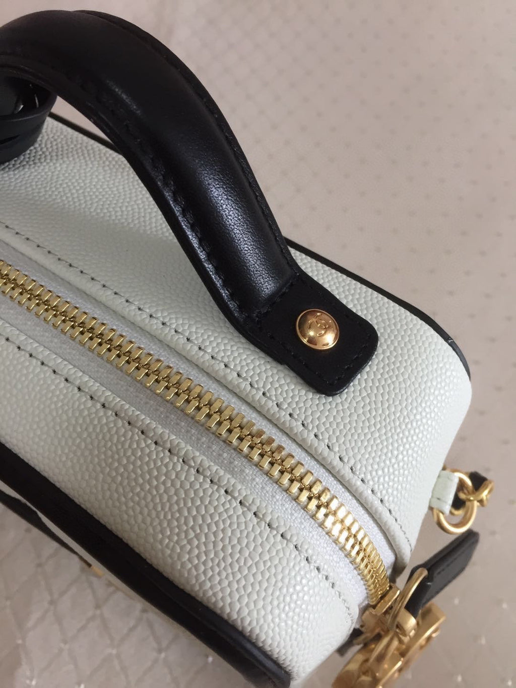 CC MINI 17 バニティケース（ブラックミックスホワイトカーフスキン、ゴールド金具）