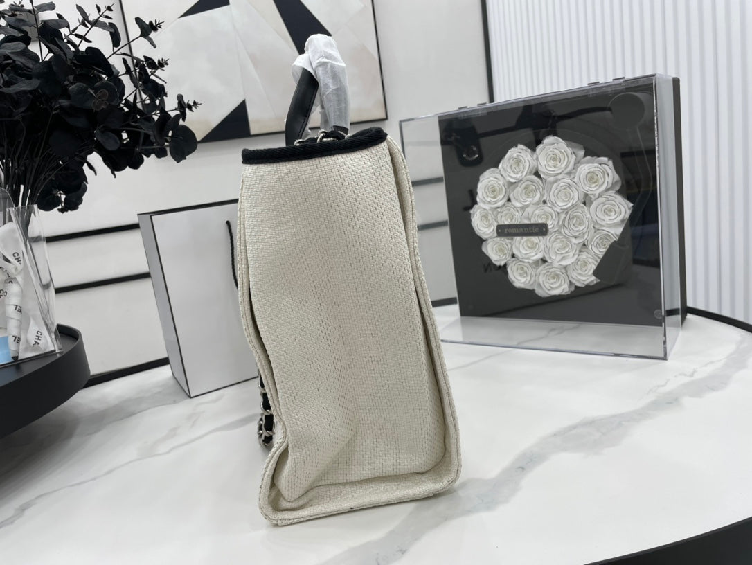 CC DEAUVILLE ラージ 38 トートバッグ（ホワイトキャンバス、ブラックロゴ）