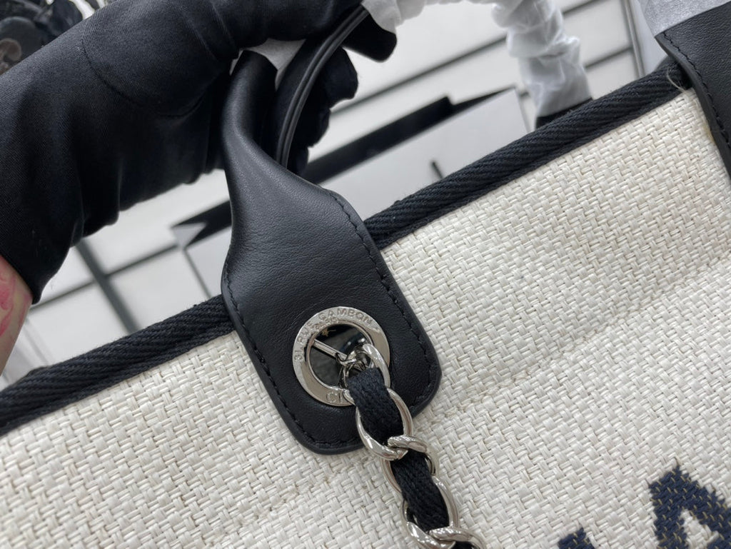 CC DEAUVILLE ラージ 38 トートバッグ（ホワイトキャンバス、ブラックロゴ）