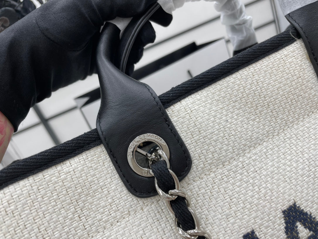 CC DEAUVILLE ラージ 38 トートバッグ（ホワイトキャンバス、ブラックロゴ）