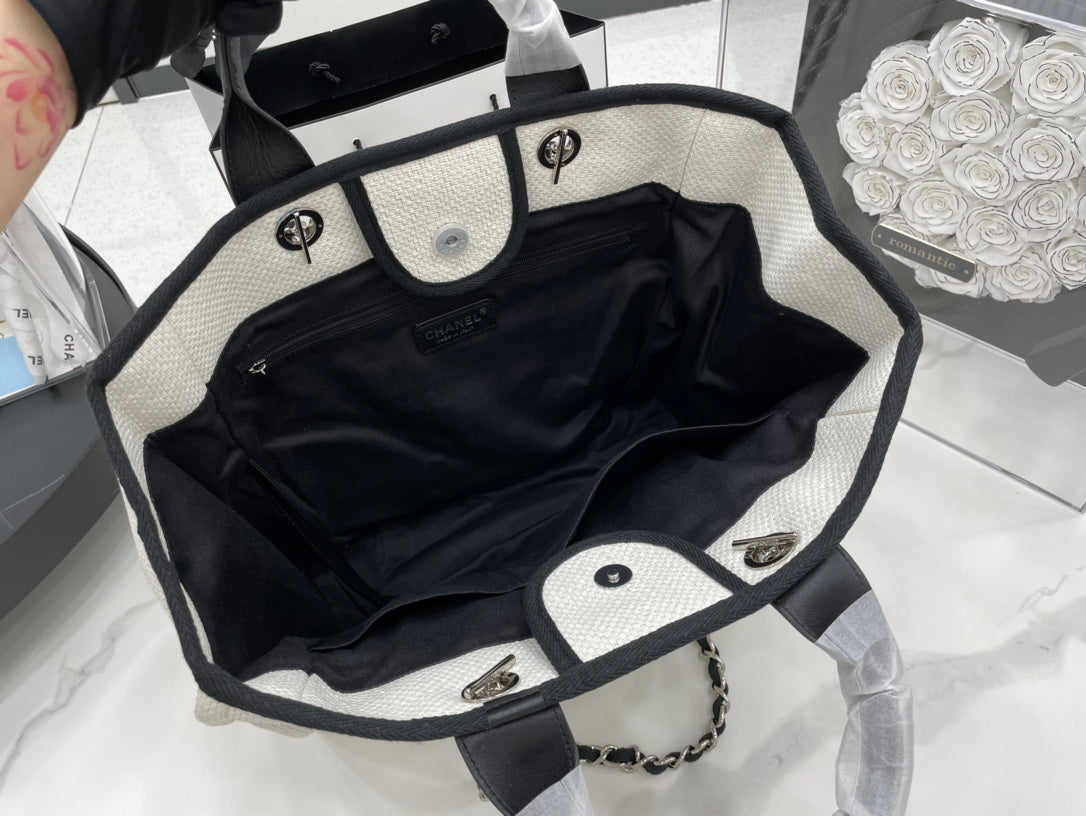 CC DEAUVILLE ラージ 38 トートバッグ（ホワイトキャンバス、ブラックロゴ）