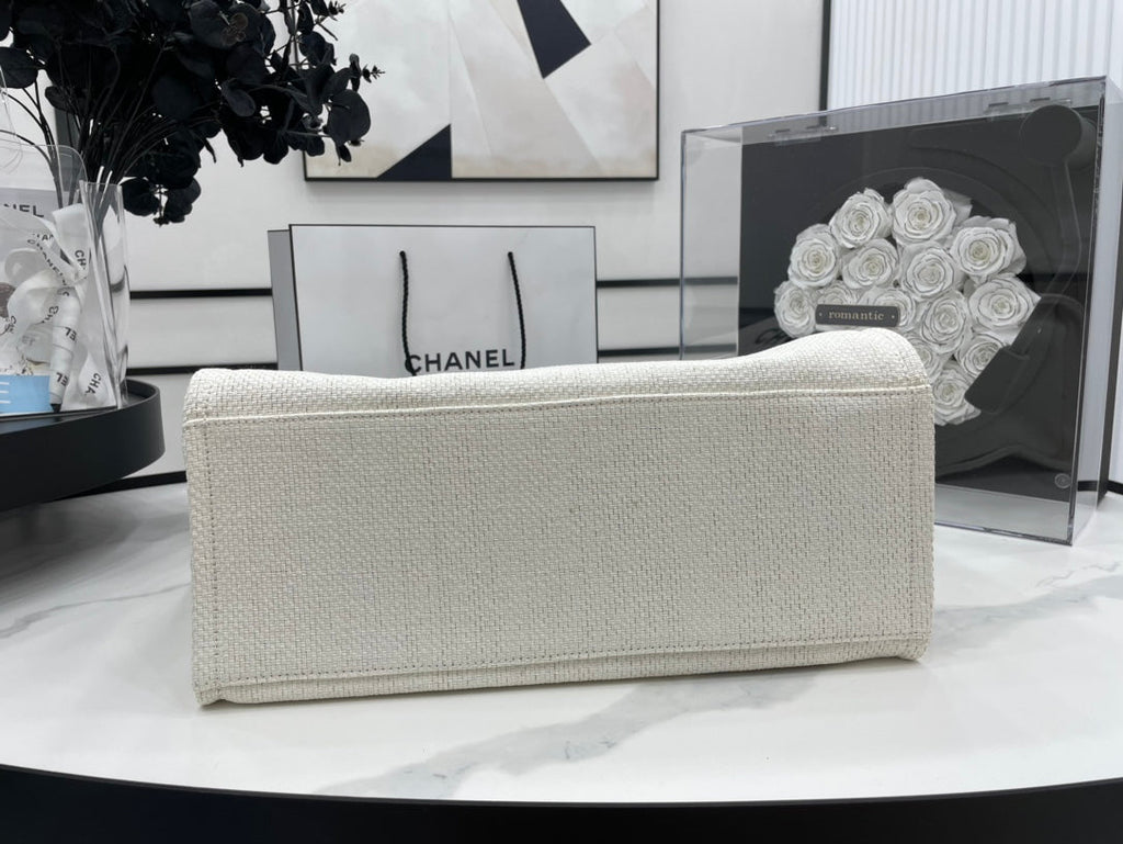 CC DEAUVILLE ラージ 38 トートバッグ（ホワイトキャンバス、ブラックロゴ）