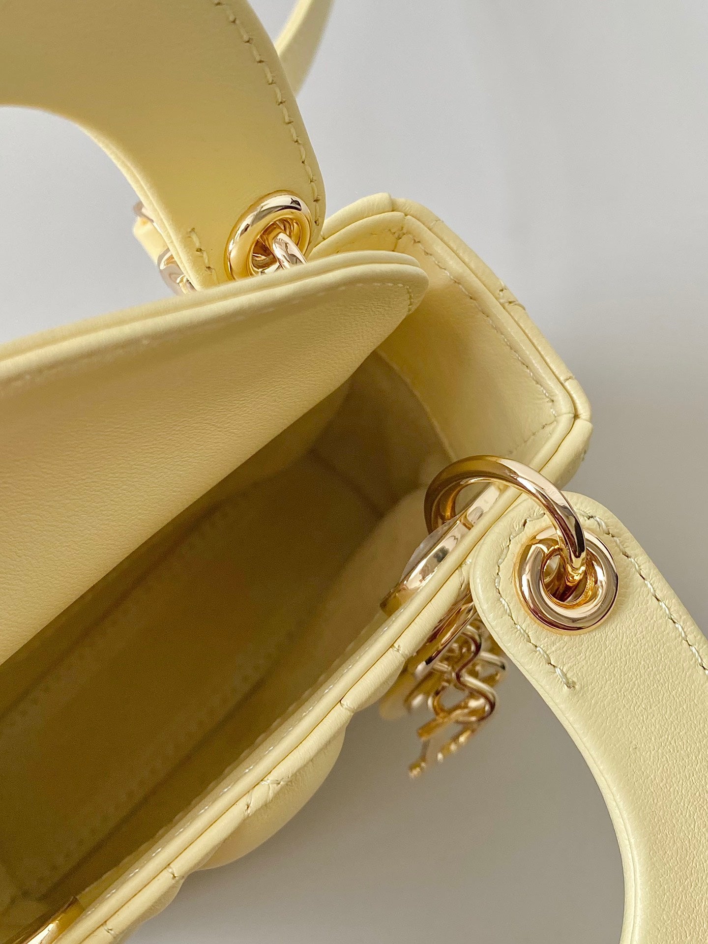 ライトイエローラムスキンのマイクロレディ12バッグ