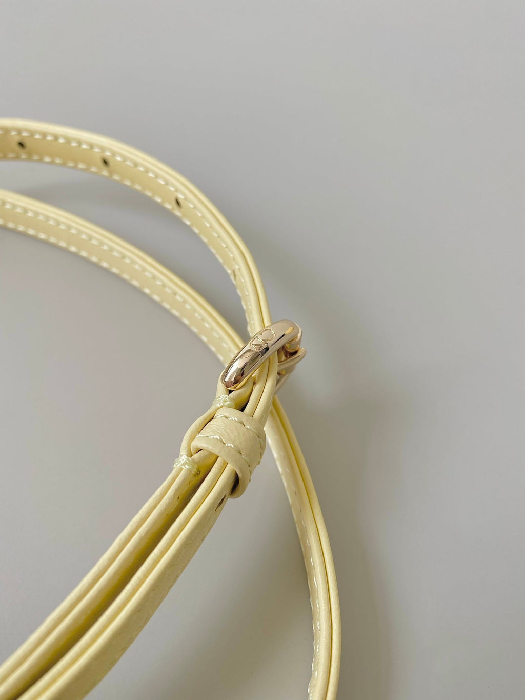 ライトイエローラムスキンのマイクロレディ12バッグ