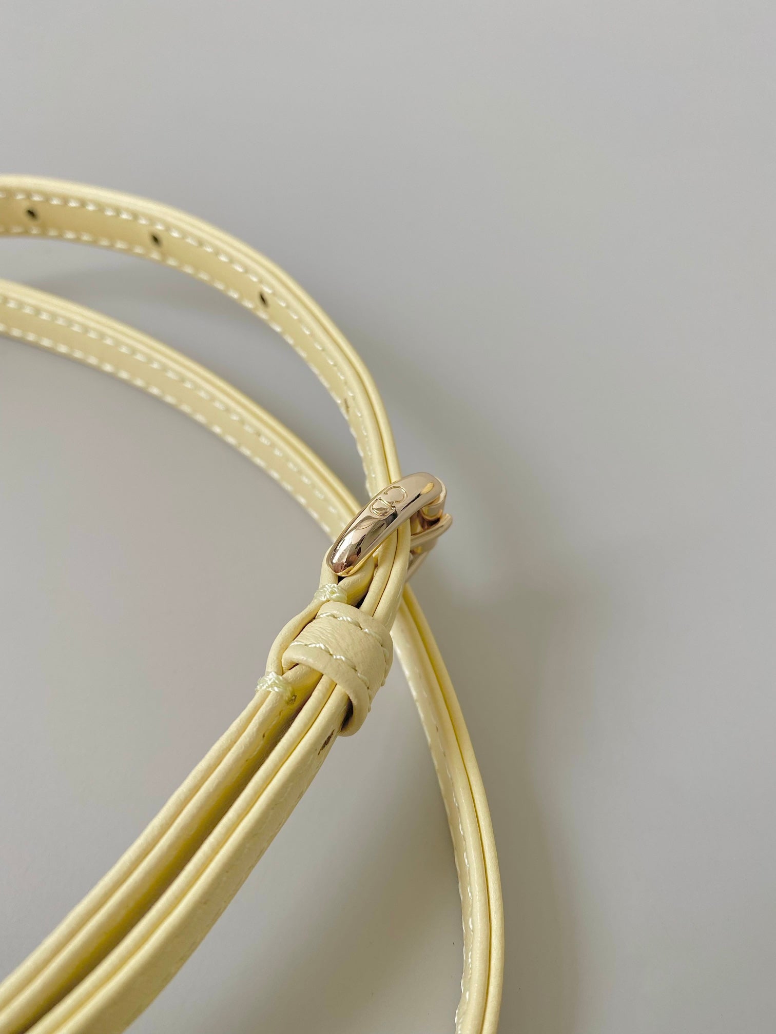 ライトイエローラムスキンのマイクロレディ12バッグ