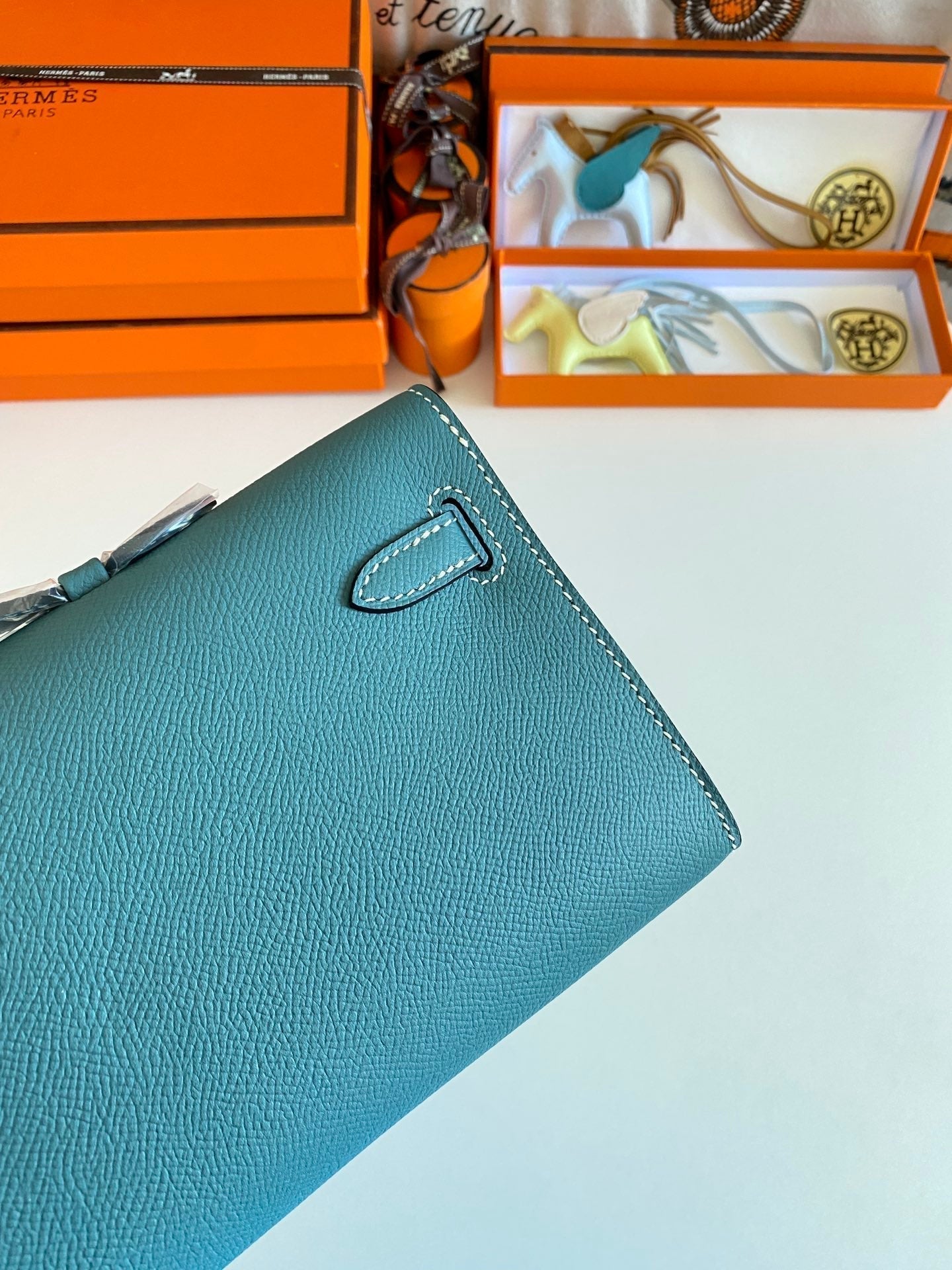 ケリーカット 31 アズールブルーカーフスキン、ゴールド金具