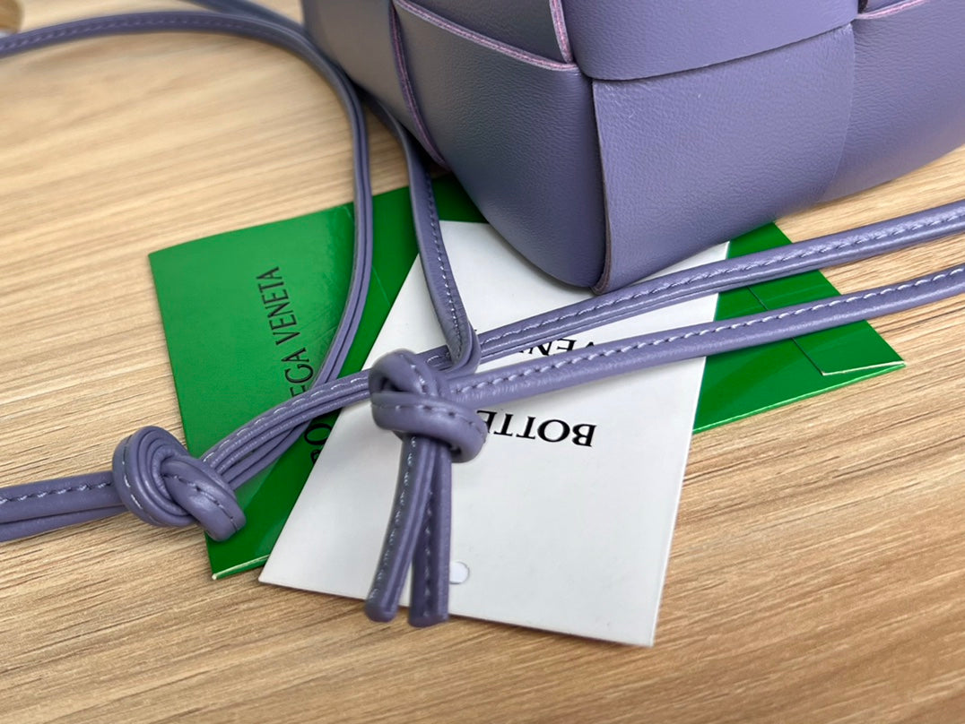 SMALL CASSETTE BUCKET 18 IN ULTRA VIOLET CALFSKIN