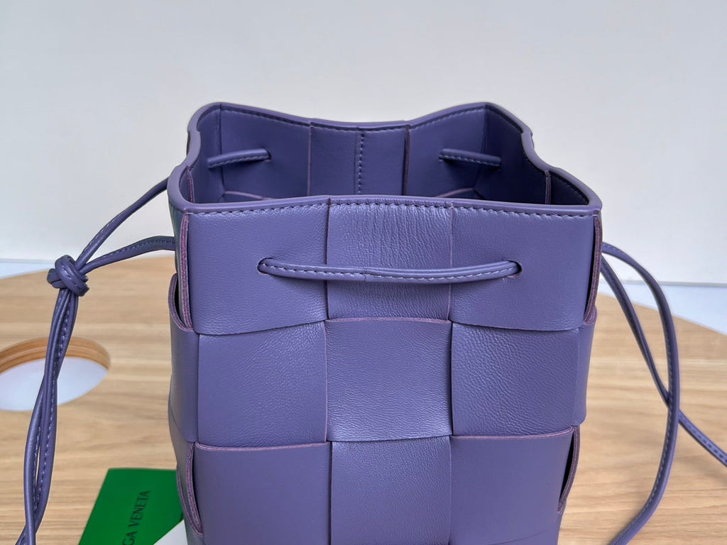 SMALL CASSETTE BUCKET 18 IN ULTRA VIOLET CALFSKIN