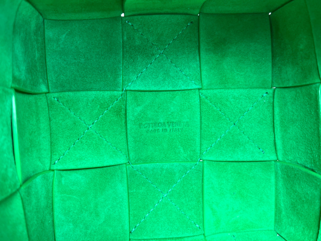 SMALL CASSETTE BUCKET 18 IN WHITE AND GREEN LINING CALFSKIN