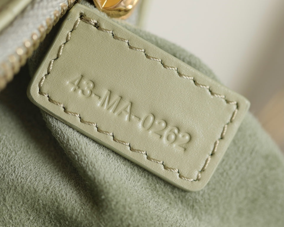 ミニ カロ バッグ 25 ベージュ ラムスキン