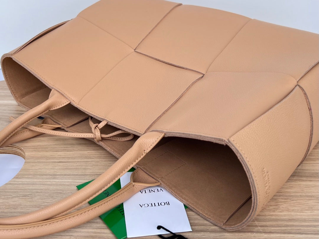 ARCO TOTE 36 IN TAN BROWN CALFSKIN