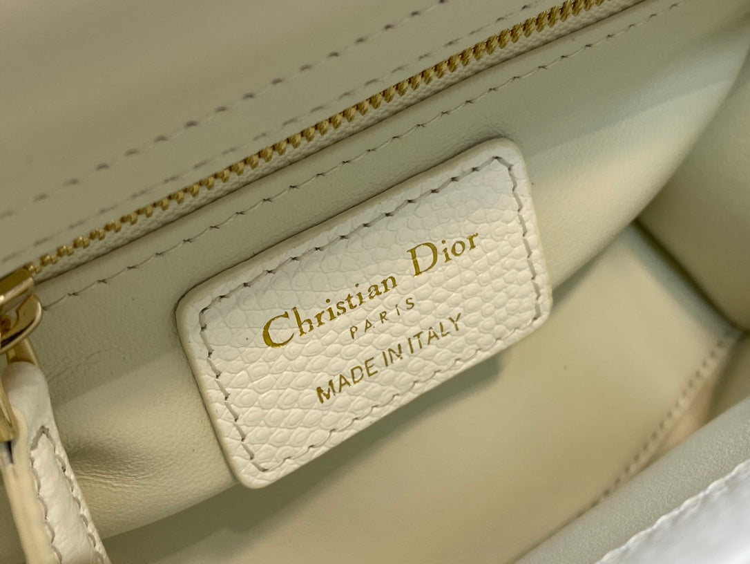 ミニ レディ 17 バッグ（ホワイトエンボス加工ラムスキン、ゴールド留め具付き）