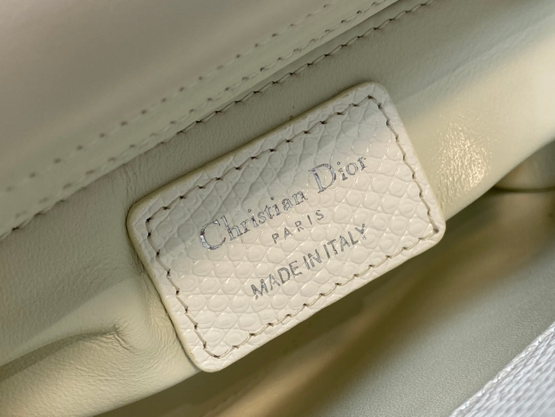 ミニ レディ 17 バッグ（ホワイトエンボス加工ラムスキン、シルバー留め具付き）