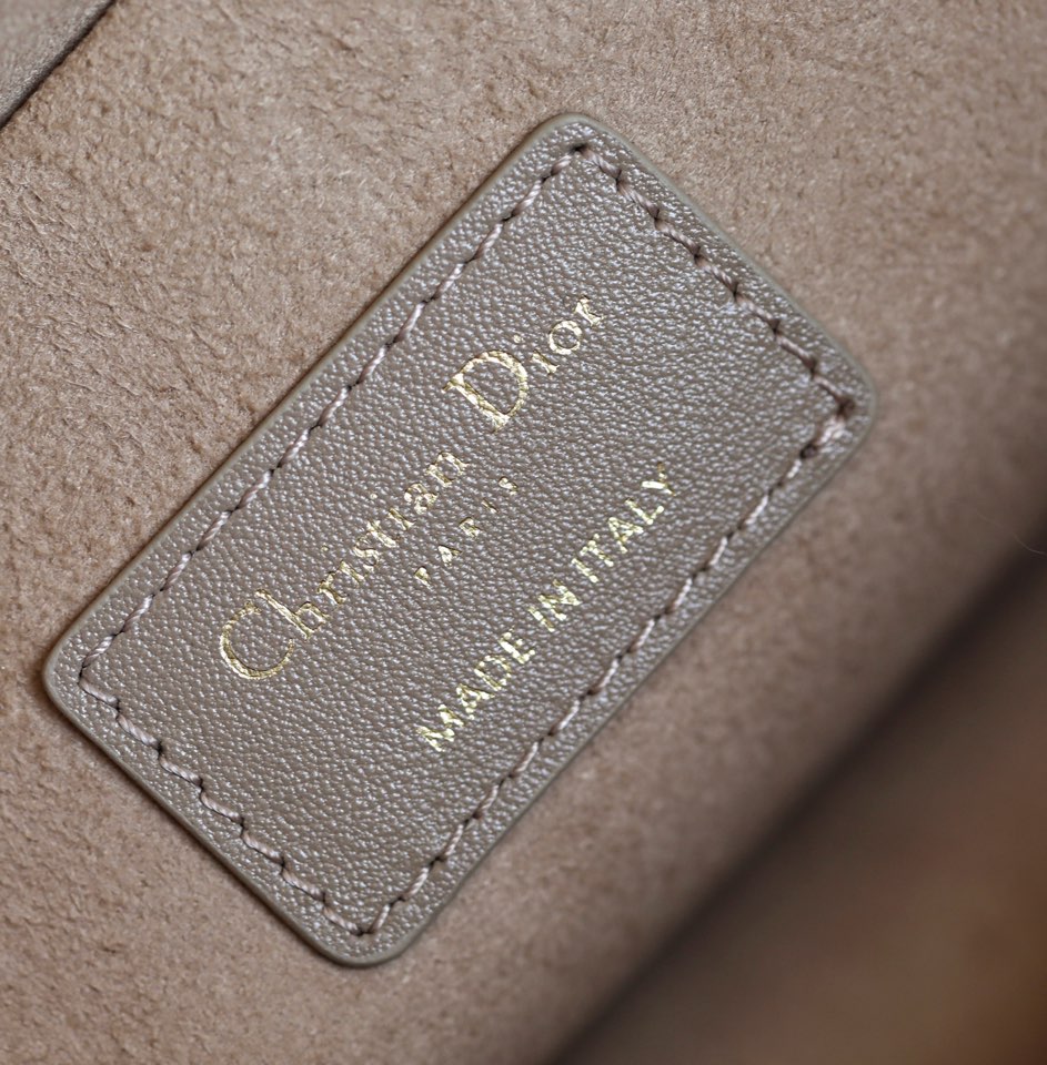 MEDIUM TOTE BOOK 26 BAG IN BEIGE CREAM CALFSKIN