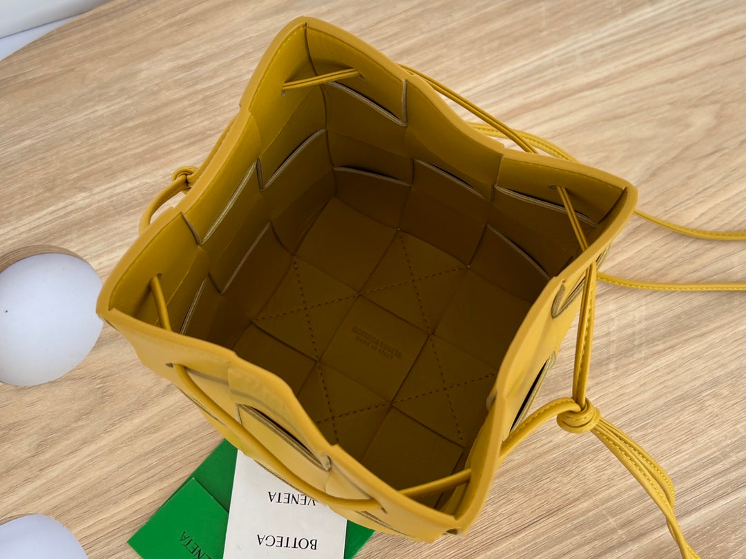 SMALL CASSETTE BUCKET 18 IN MERIGOLD CALFSKIN