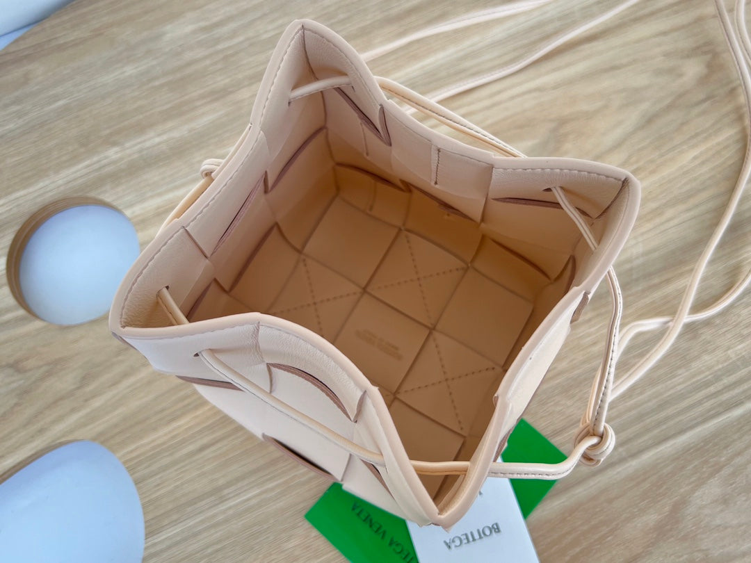 SMALL CASSETTE BUCKET 18 IN LIGHT PINK CALFSKIN