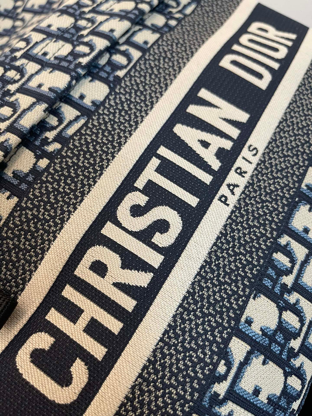 斜めジャカードのトラベルバックパック41