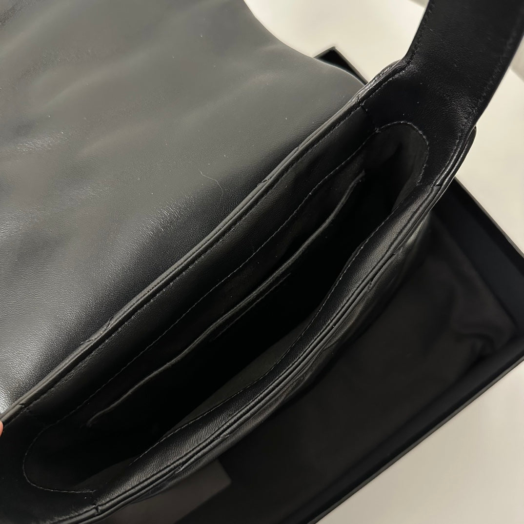 LE 5 À 7 ハンドバッグ 24 ブラック ラムスキン