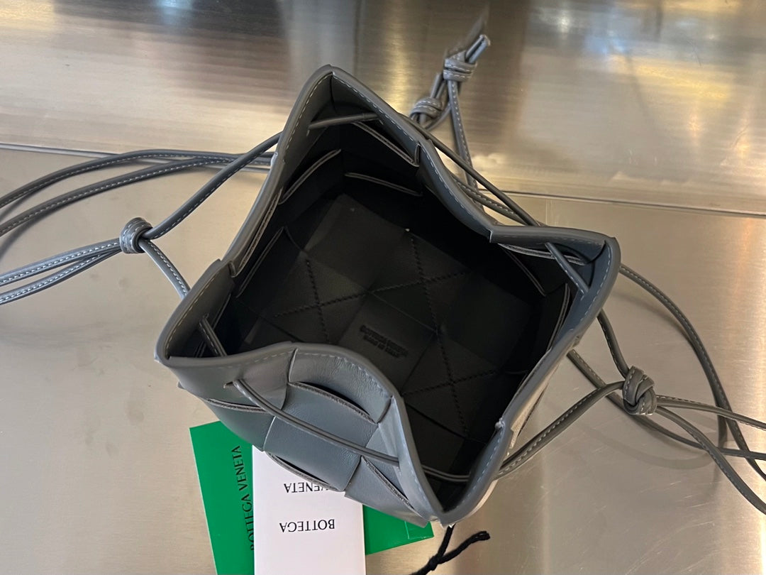 SMALL CASSETTE BUCKET 18 IN DAVY'S GRAY CALFSKIN