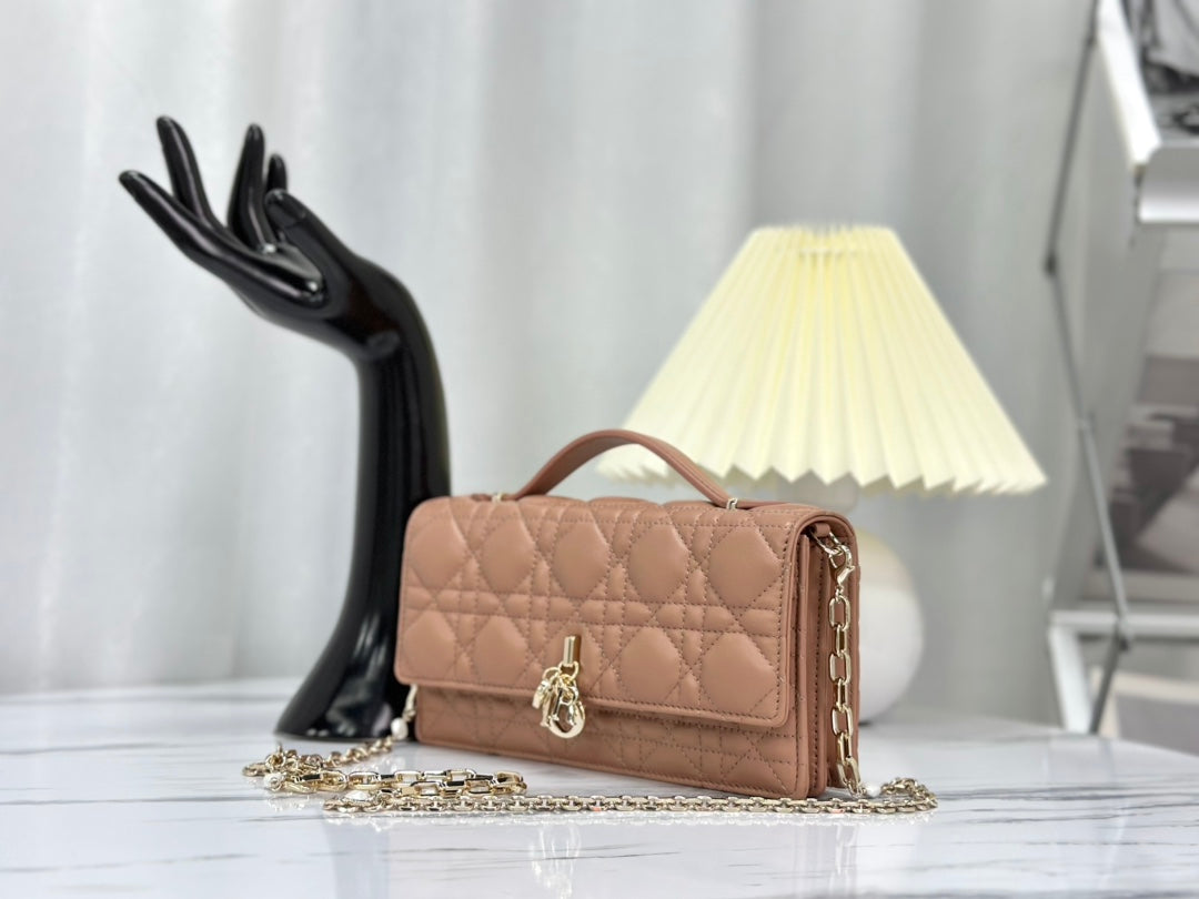 レディチェーンバッグ 21 アーモンドベージュ ラムスキン