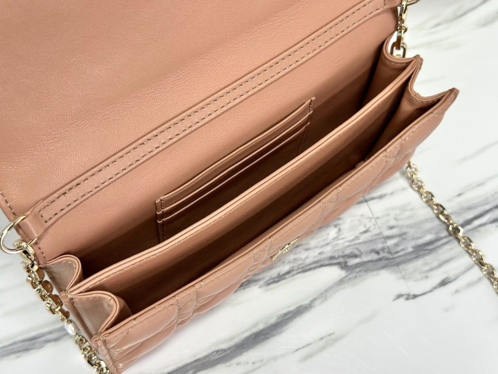 レディチェーンバッグ 21 アーモンドベージュ ラムスキン