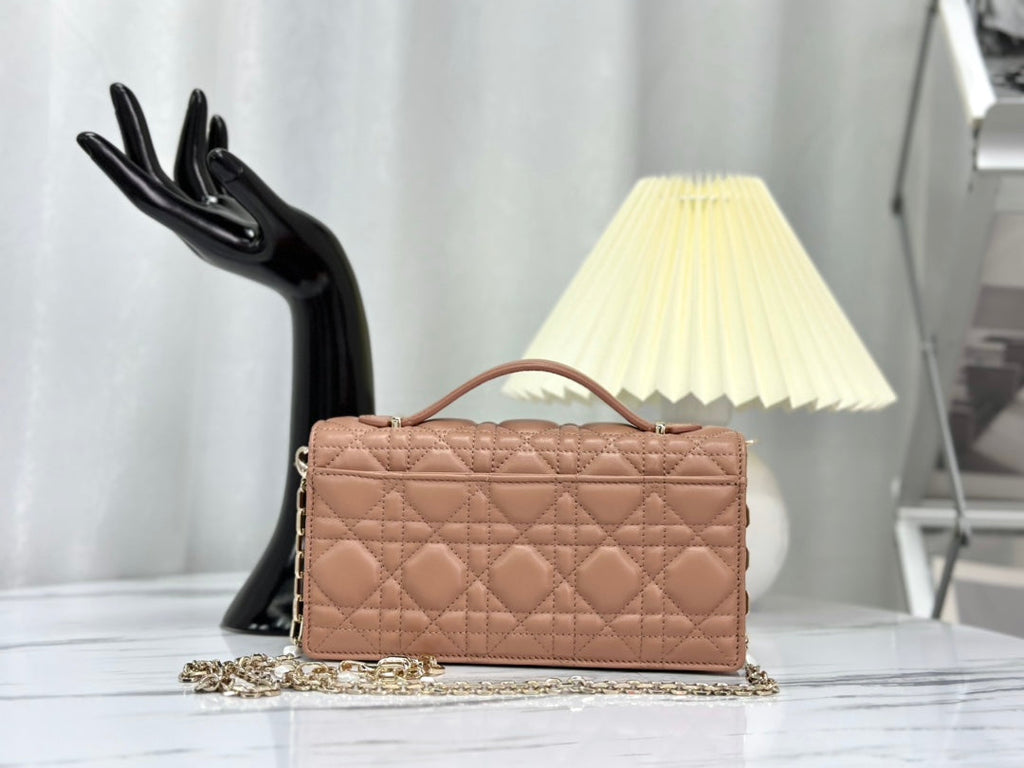 レディチェーンバッグ 21 アーモンドベージュ ラムスキン