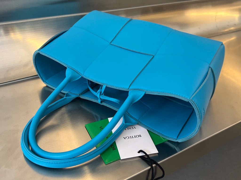 SMALL ARCO TOTE 30 IN CERULEAN BLUE LAMBSKIN